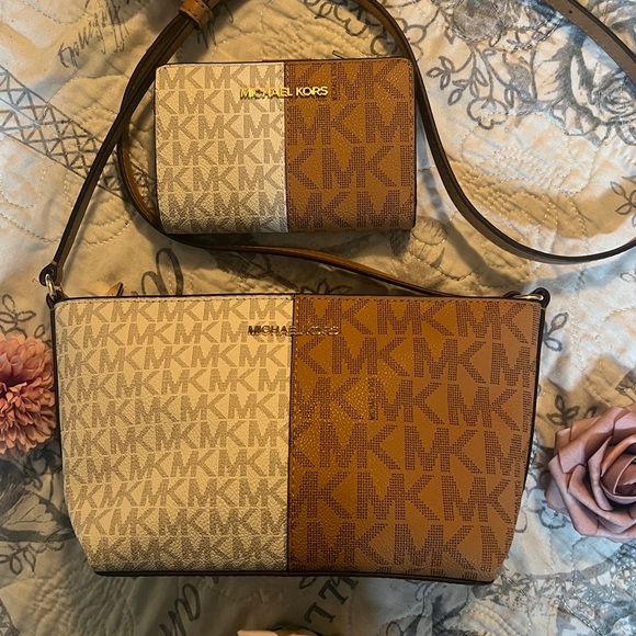 Michael Kors Jet Set Small Two Tone Logo Crossbody & Wallet Set - Picture 2 of 13